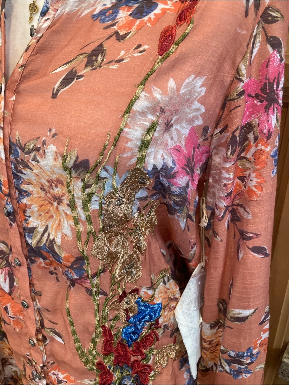 Gorgeous Embroidered Floral Button-DownTop Size S can fit M - Picture 2 of 10